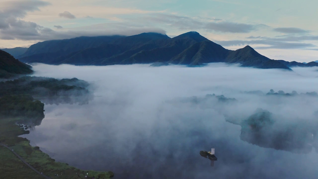 大九湖晨雾，神农架的雾，清晨的大九湖，神农架晨景，云雾缭绕的大九湖视频素材