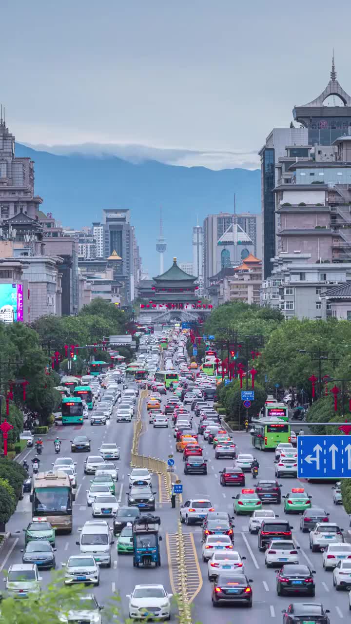 西安钟楼北大街晚高峰交通车流延时视频素材