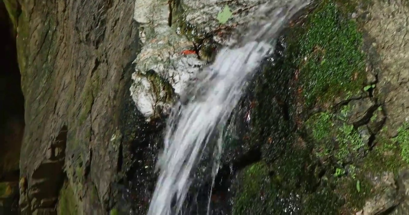 流水，水流，天生桥，神农架天生桥，峡谷中的水流视频素材