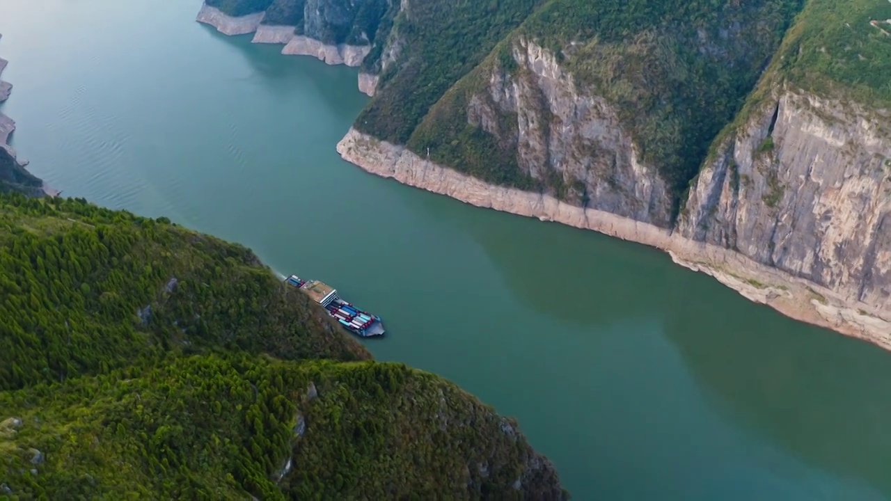 长江三峡的货轮，瞿塘峡的风光，江河中行驶的船视频素材