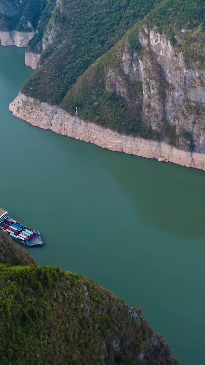 长江三峡的货轮，瞿塘峡的风光，江河中行驶的船视频素材