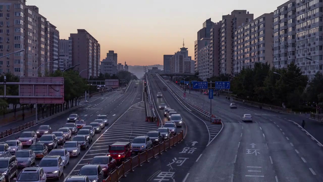 日落后北京城的道路交通（车流）视频素材