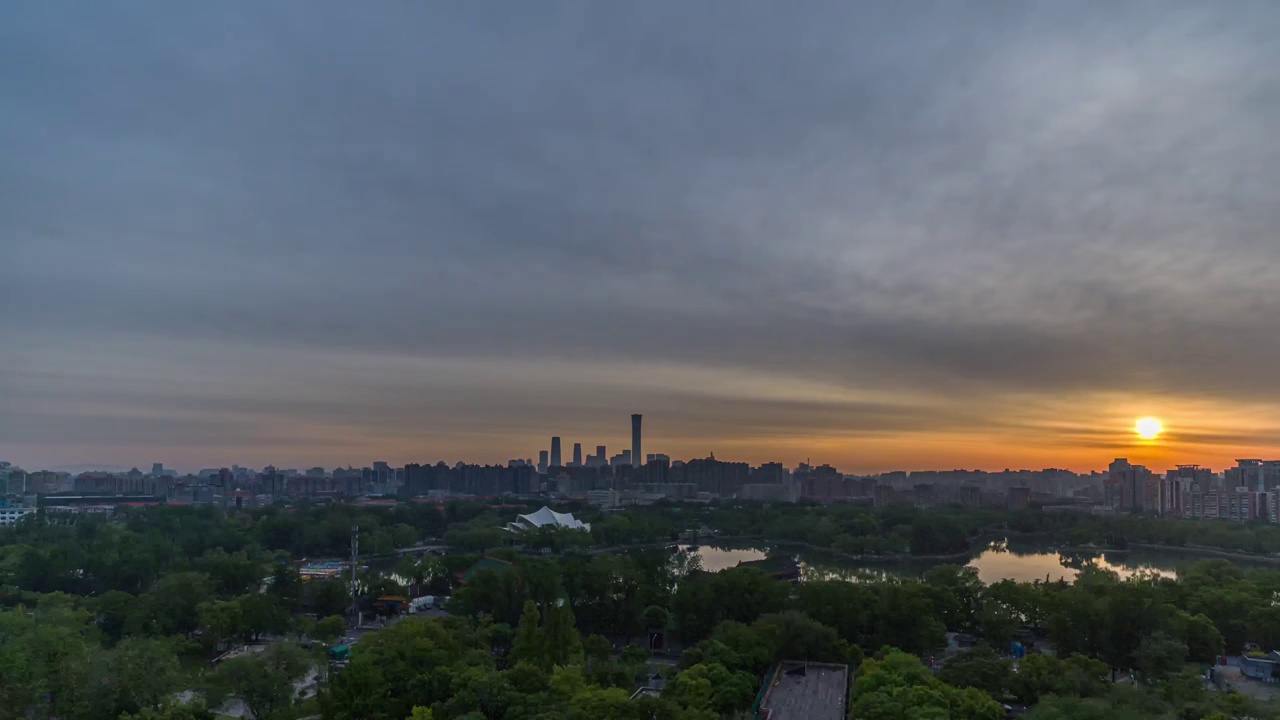 北京市龙潭湖公园与国贸CBD日出朝霞美景视频素材