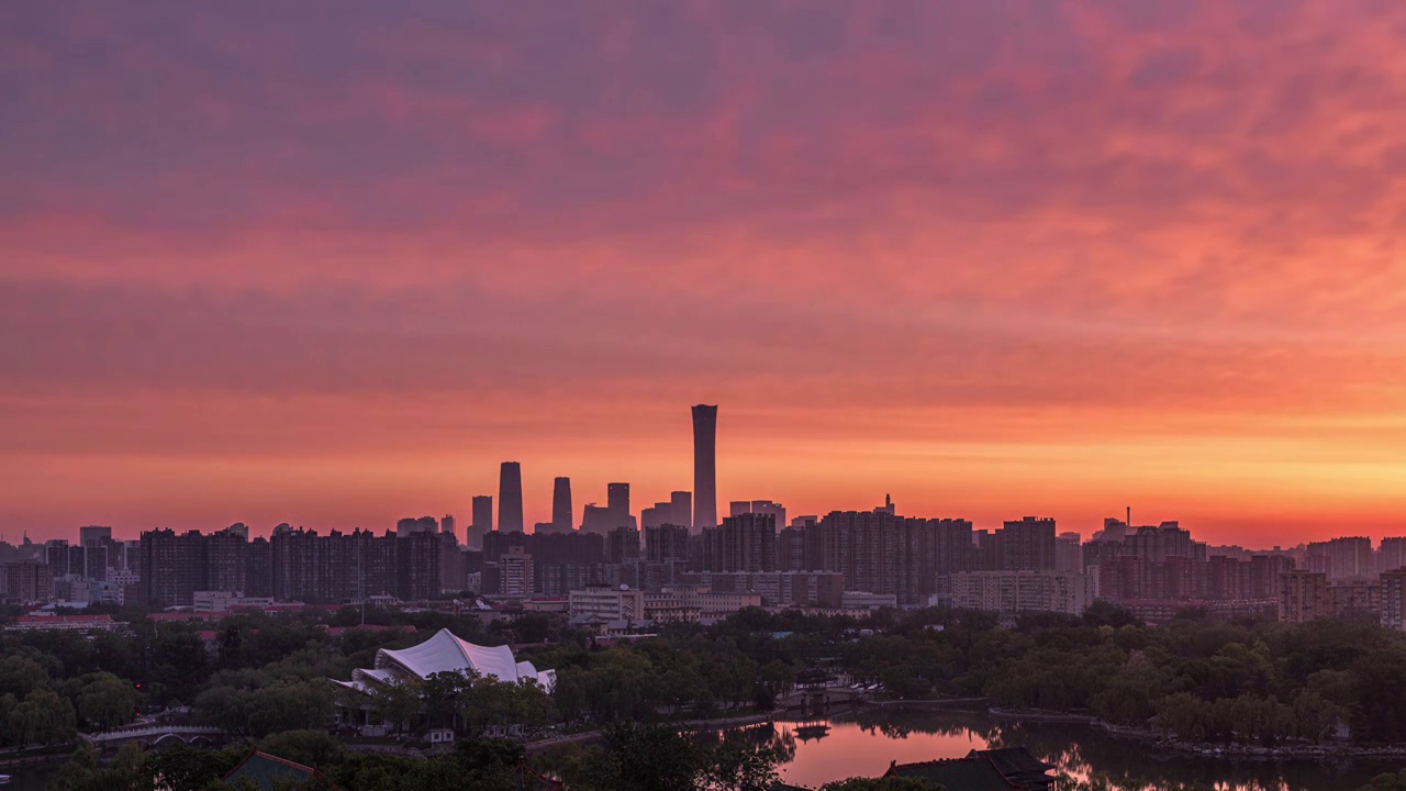 北京市龙潭湖公园与国贸CBD日出朝霞美景视频素材