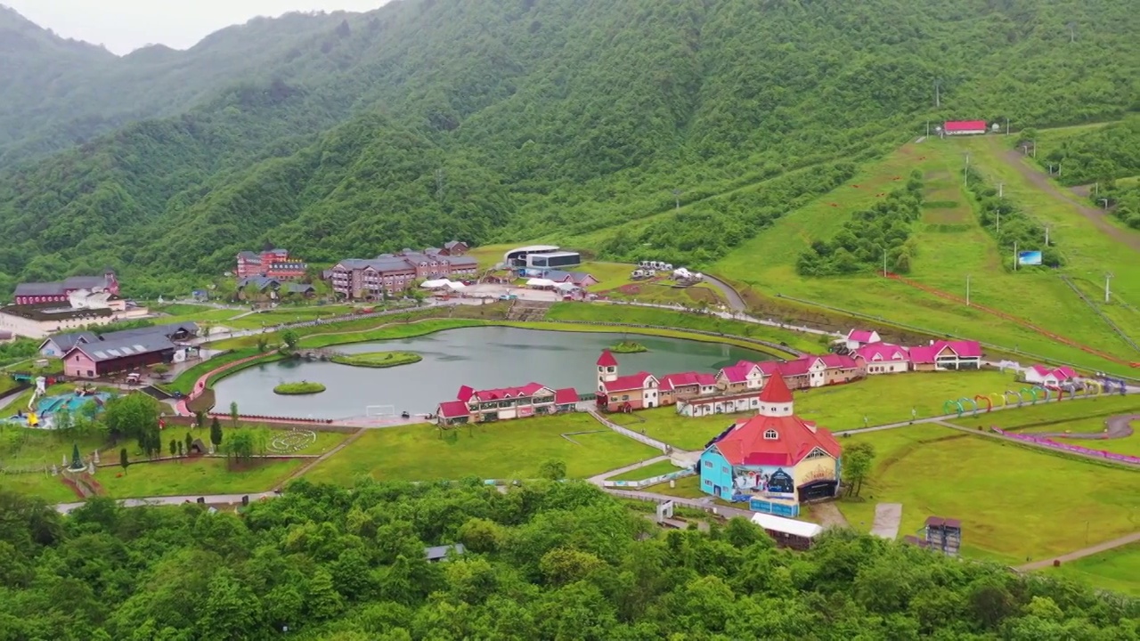 航拍西岭雪山映雪广场夏天景象视频素材