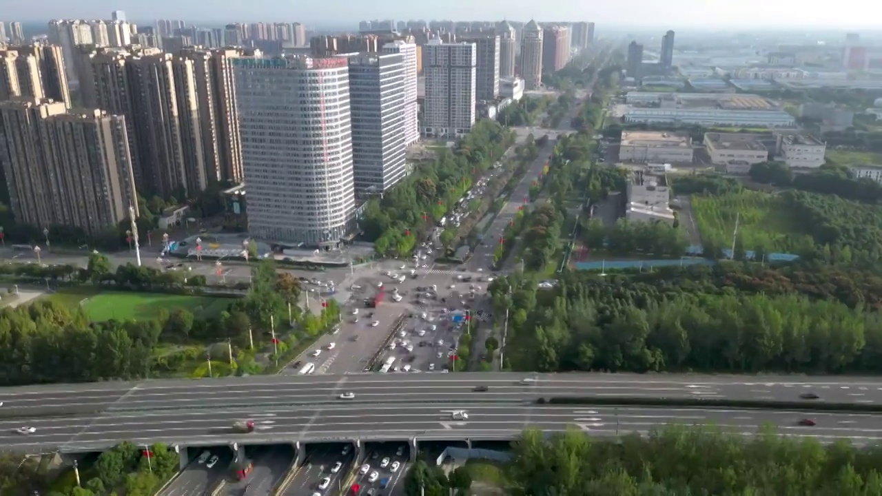 延时航拍：郫都区繁忙的南北大道与建筑群视频素材