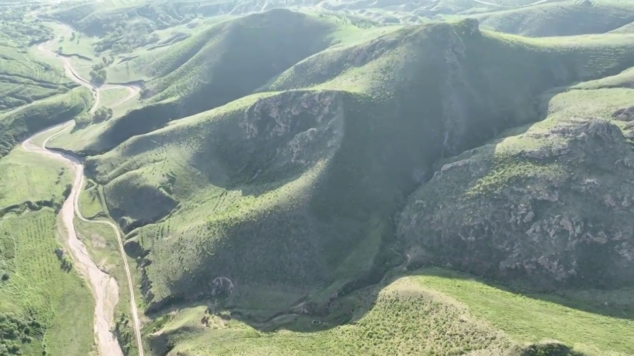 航拍河北张家口沽源县草原天路自然风光公路自驾游视频素材