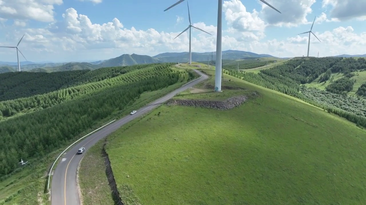 航拍河北坝上草原天路公路自驾游汽车旅行风车视频素材