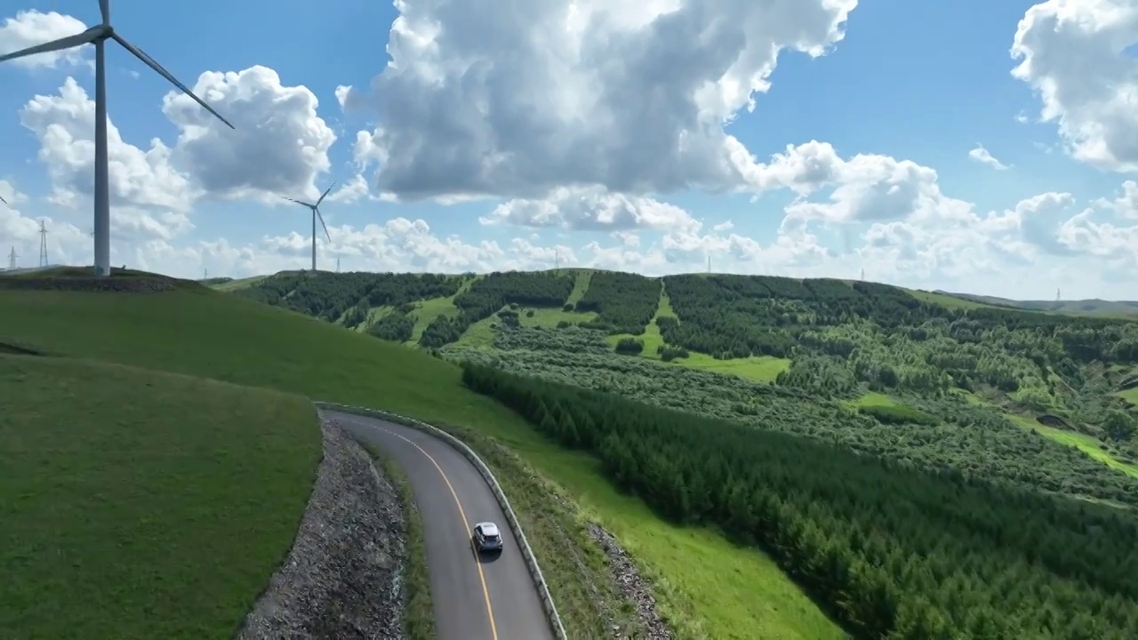 航拍河北坝上草原天路公路自驾游汽车旅行风车视频素材