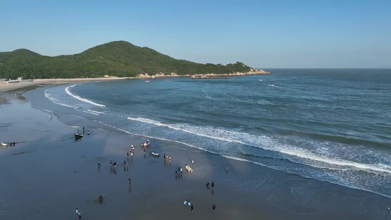 广东省汕头市南澳县青澳湾北回归线广场自然之门航拍视频素材