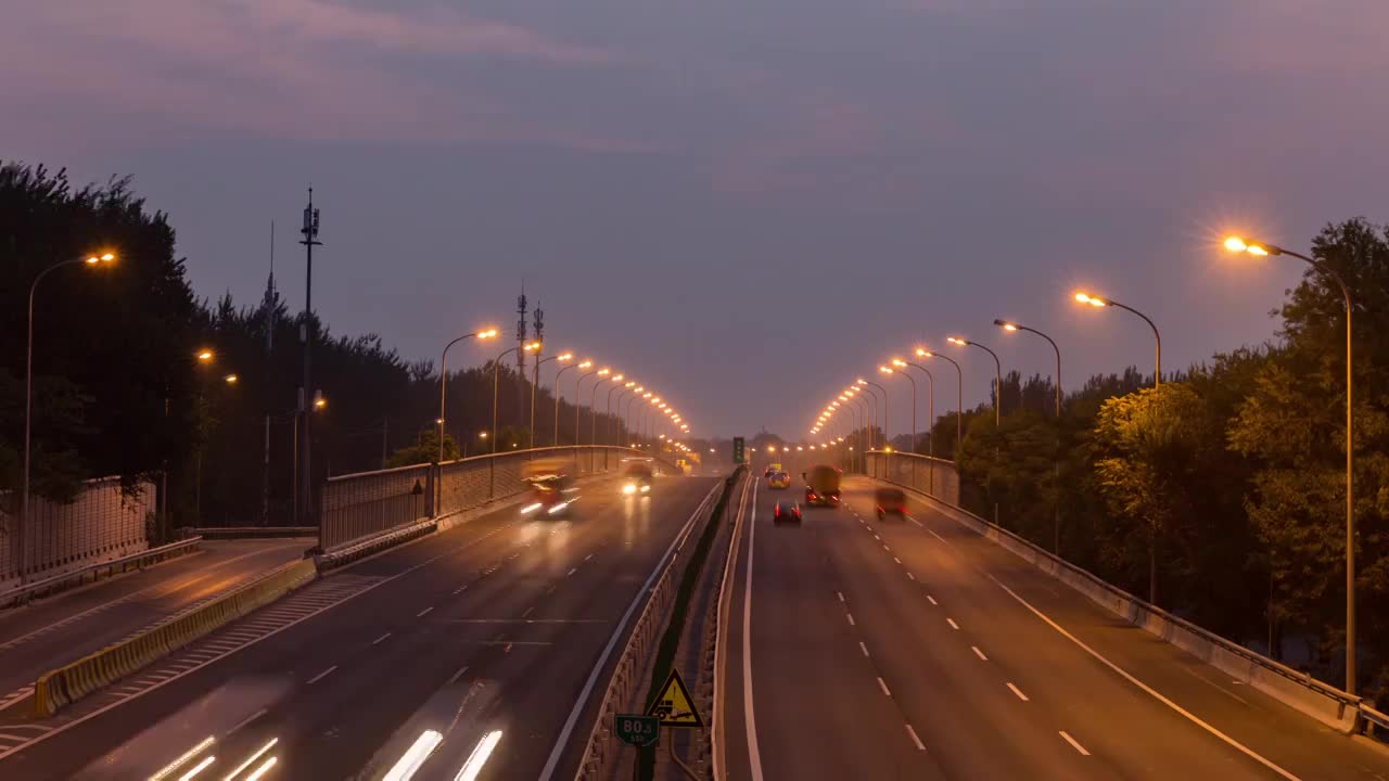 北京五环路日出前蓝调车流视频素材