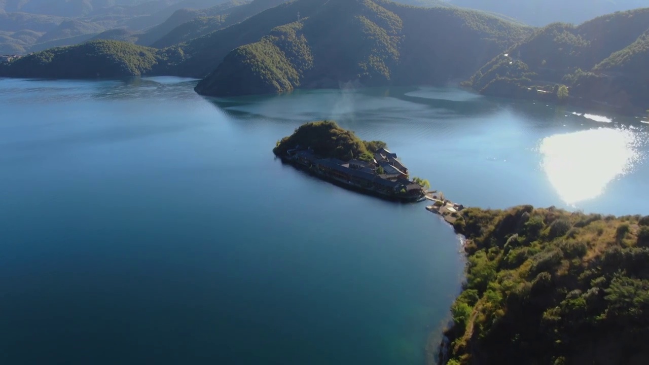 俯瞰逆光下的泸沽湖里格半岛视频素材