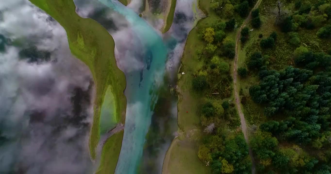 川西高原湖泊蓝天绿水白云森林景观视频下载