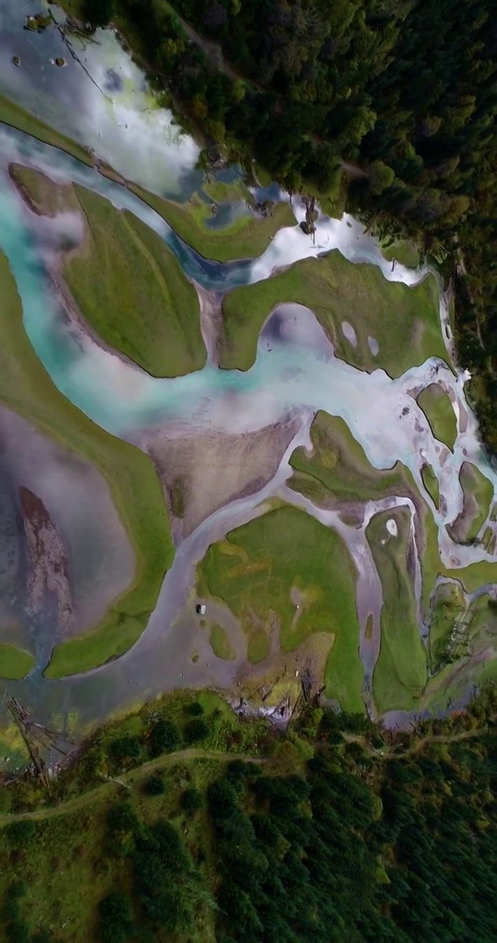 川西高原湖泊蓝天绿水白云森林景观视频下载