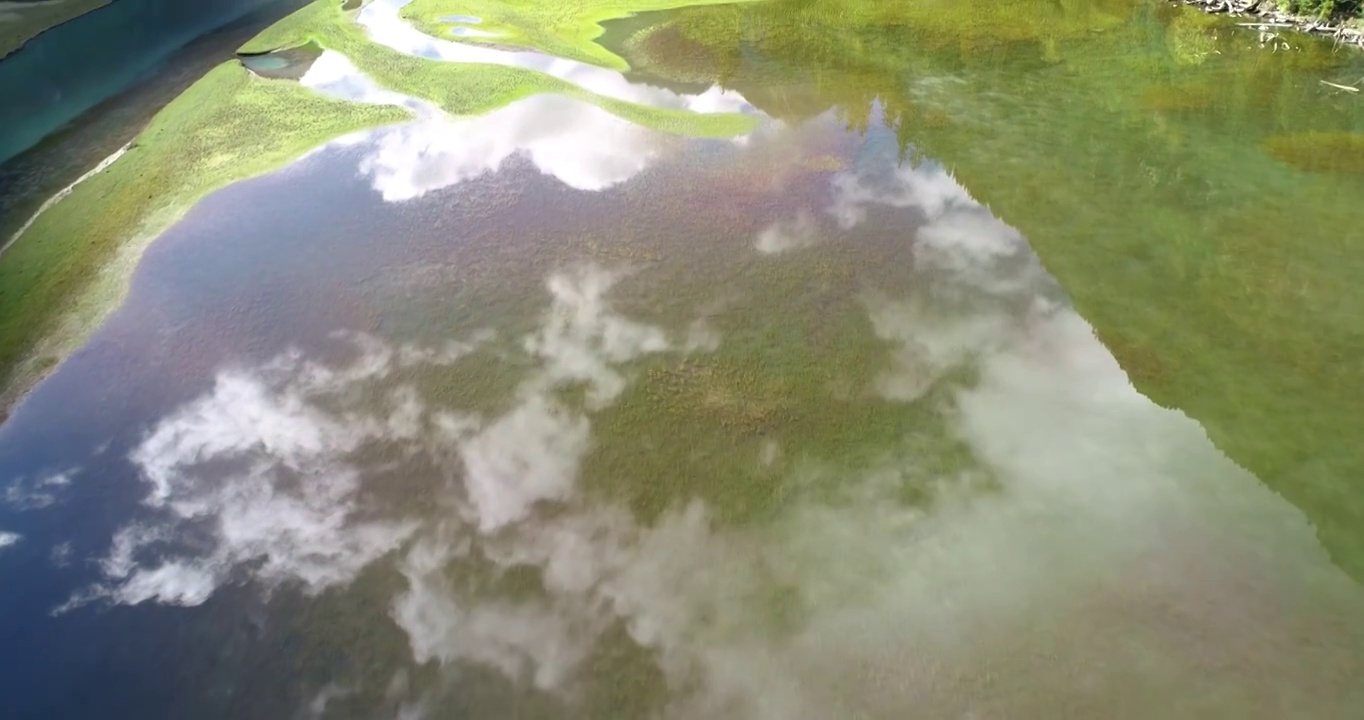 川西高原湖泊蓝天绿水白云森林景观视频下载