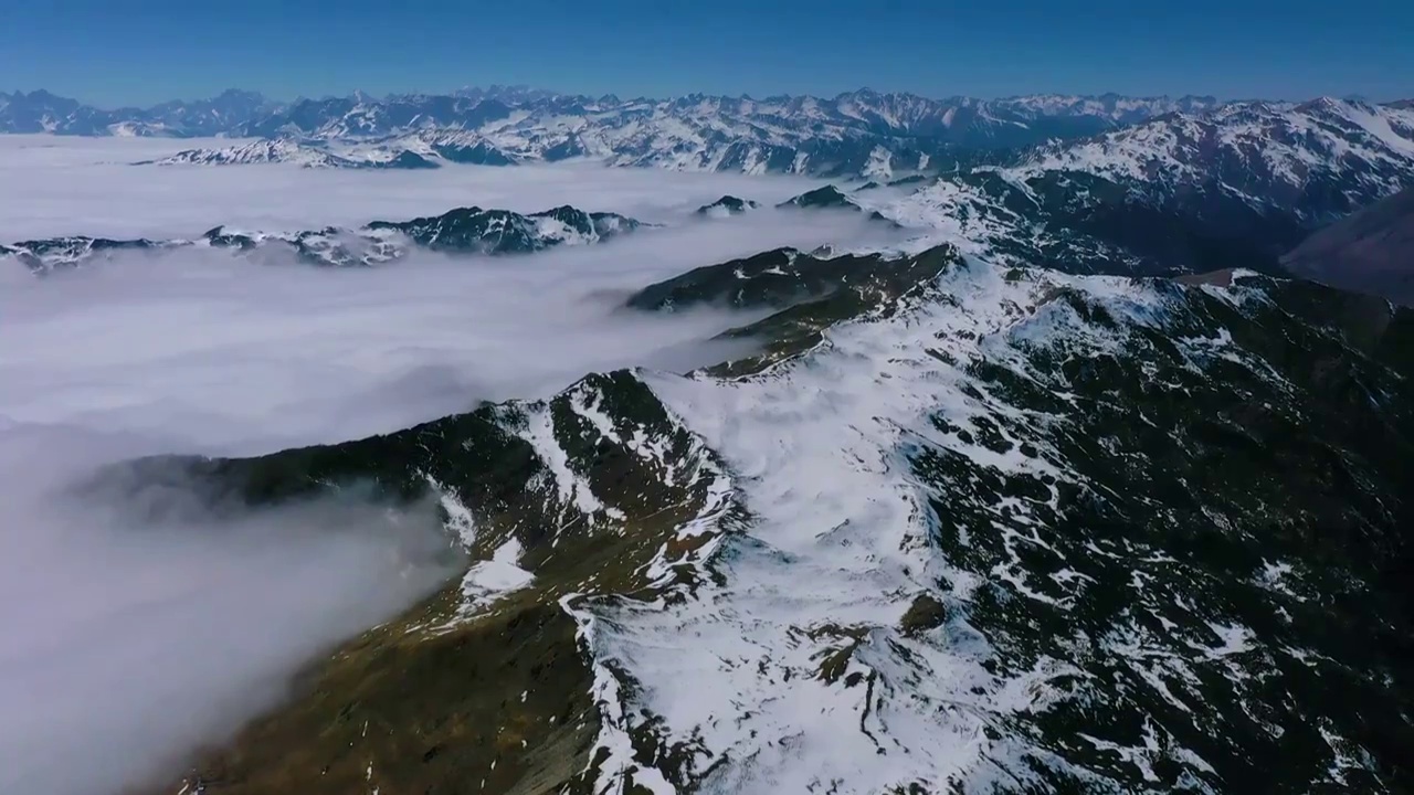 横断千峰雪山云海视频素材