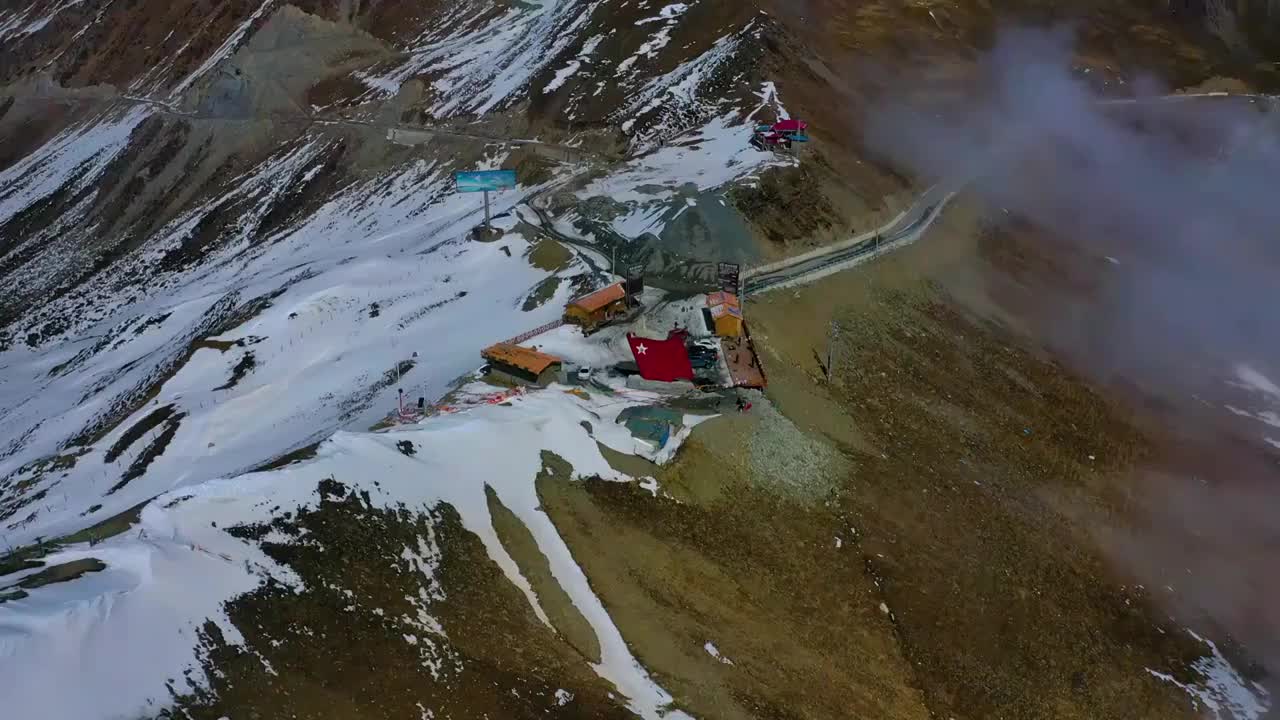 横断千峰雪山云海视频下载