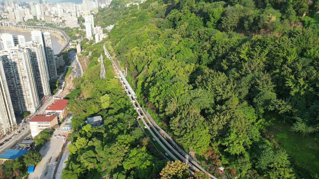 行驶中的重庆地铁轻轨视频素材视频素材