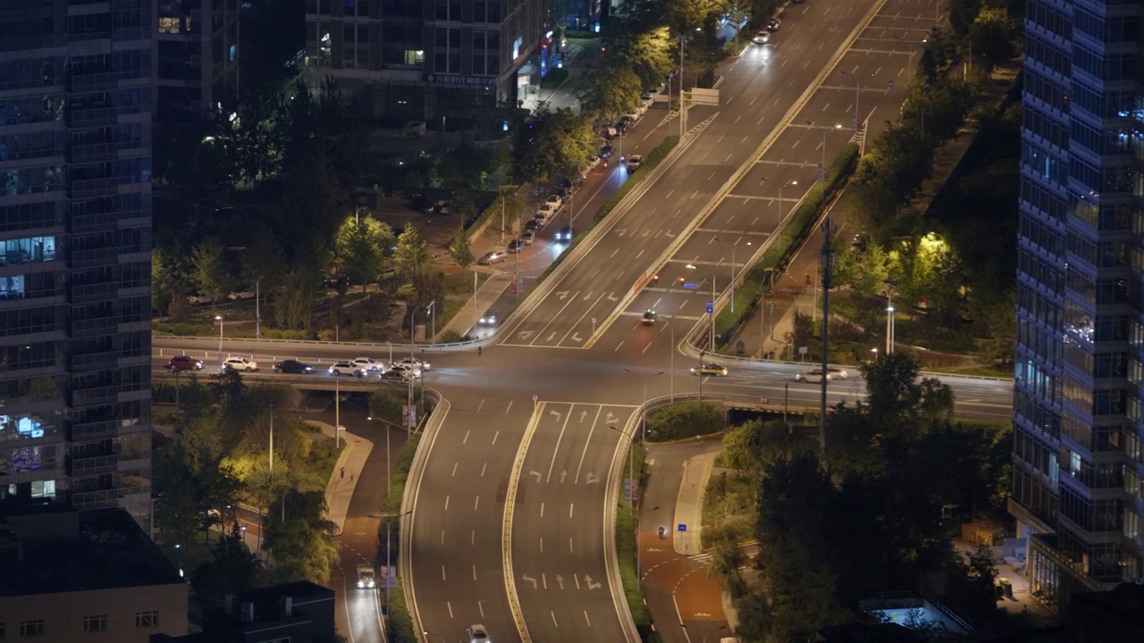 夜间城市十字路口的车流视频素材