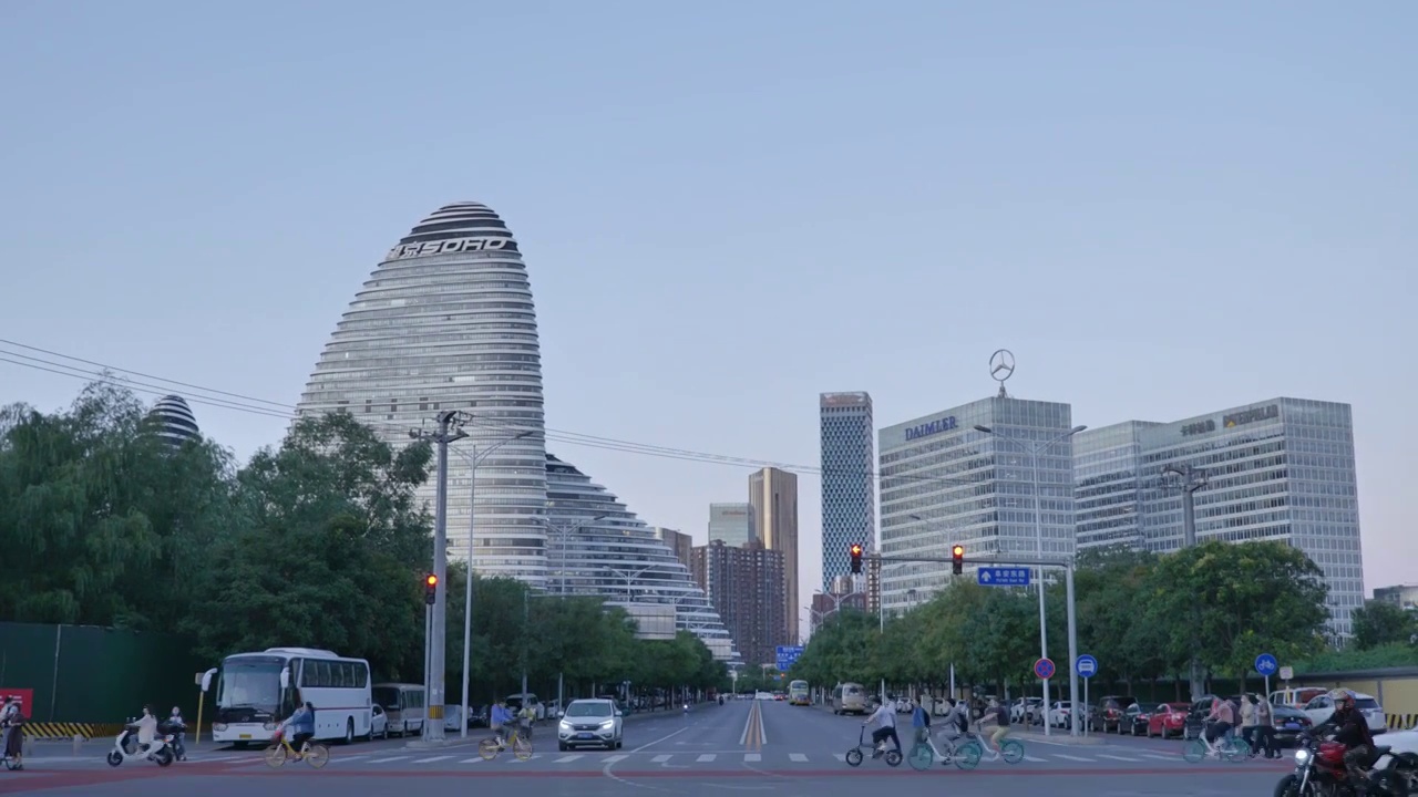 望京SOHO马路车流视频素材