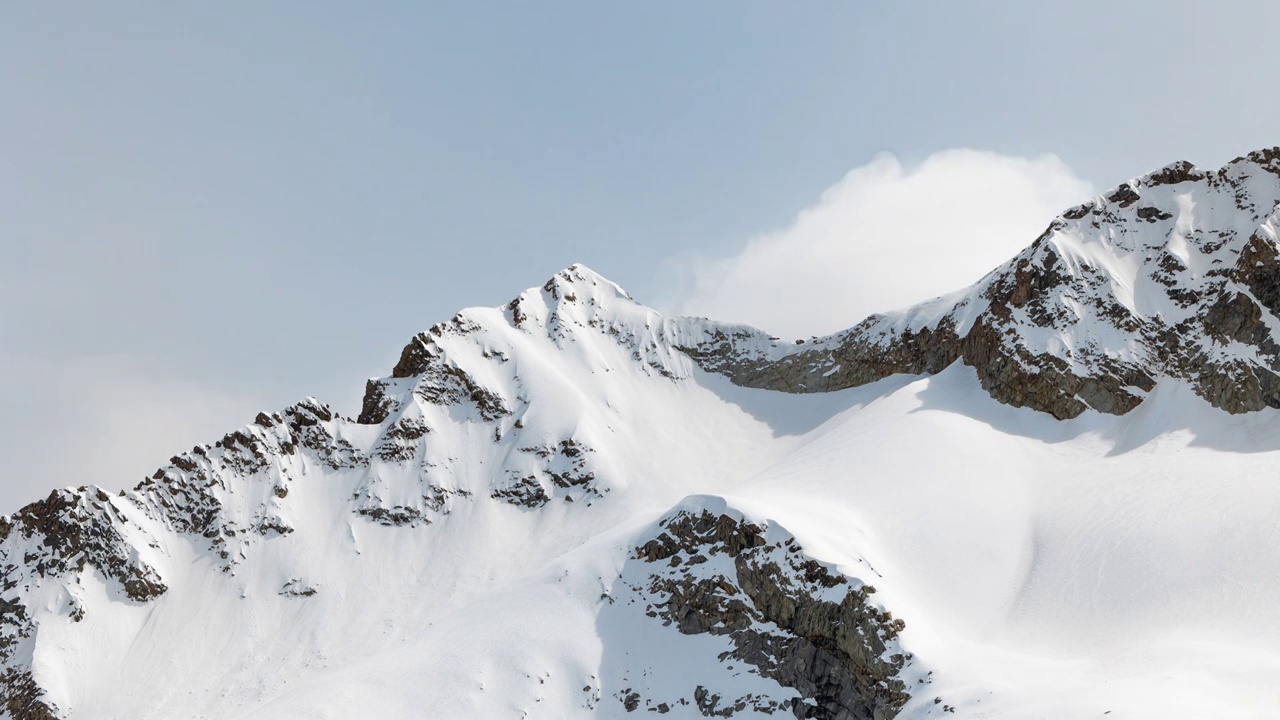 蓝天白云与雪山，光影快速掠过视频素材