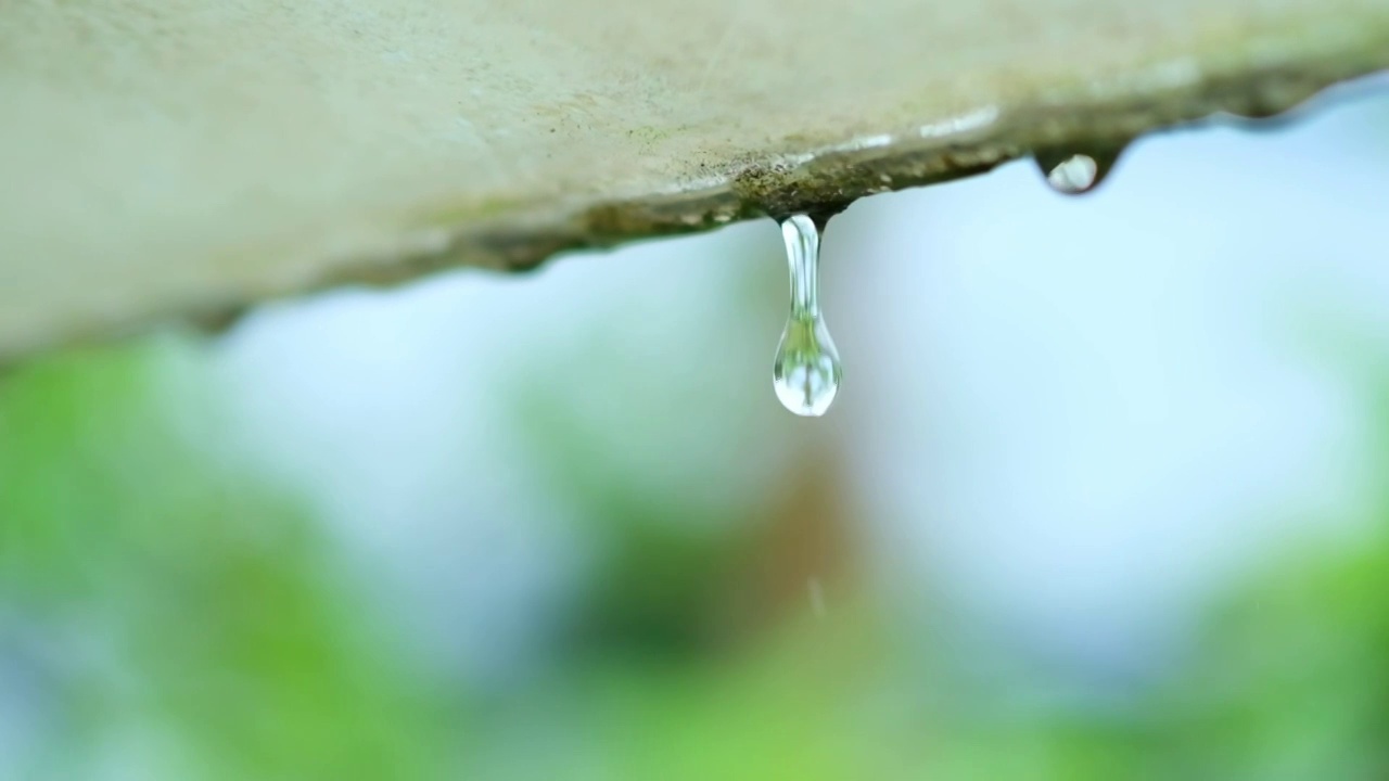 下雨房檐滴水水滴慢镜头视频素材