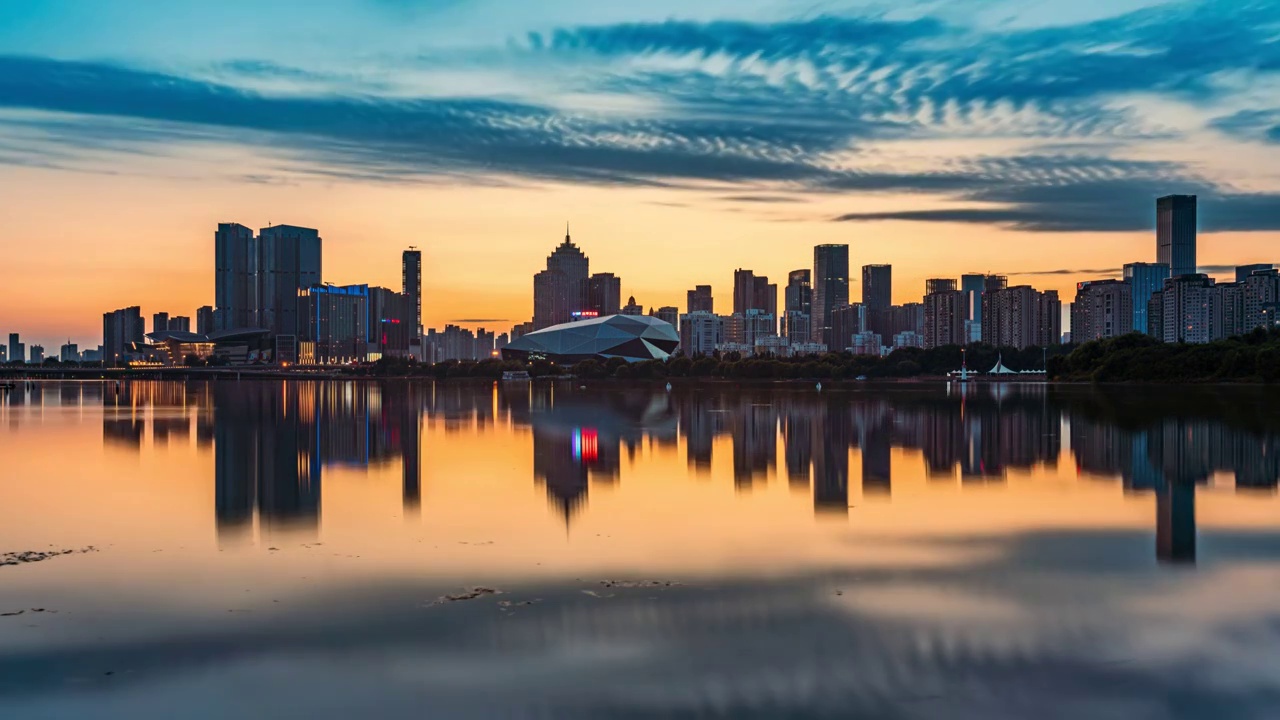 中国辽宁沈阳浑河日落城市风景延时摄影视频素材