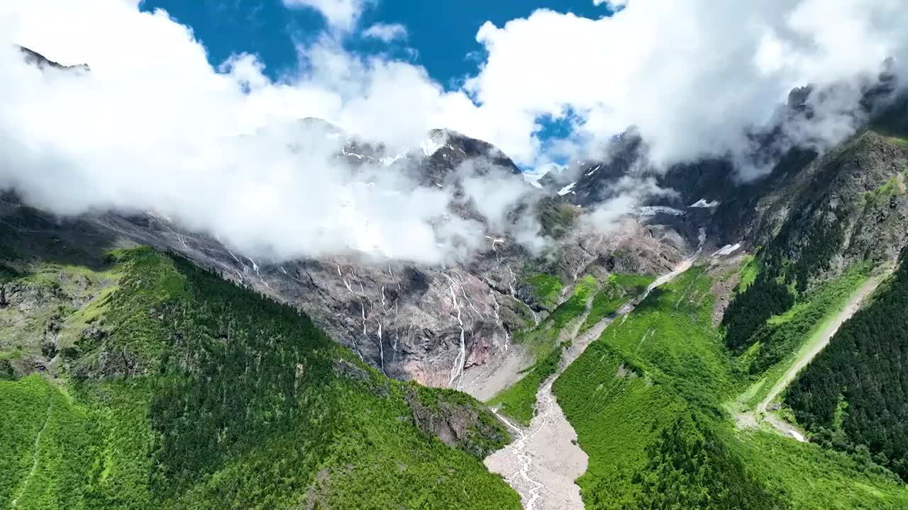 航拍云南迪庆州梅里雪山雨崩村冰湖视频素材