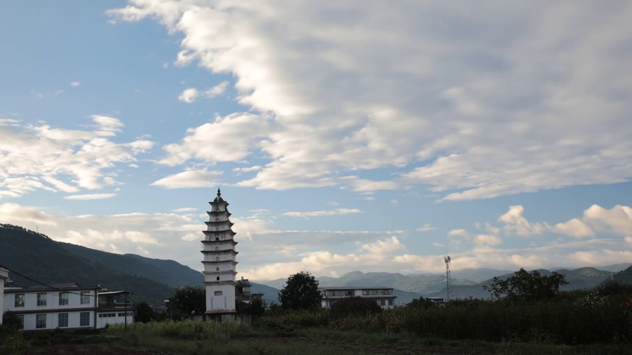 山、云、雾延时摄影  云南大理巍山县巍宝山视频素材