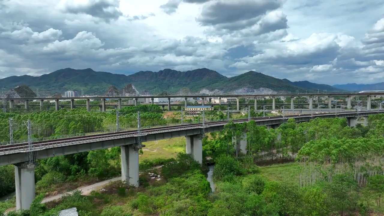 城市铁路高架桥上行驶的高速列车视频素材