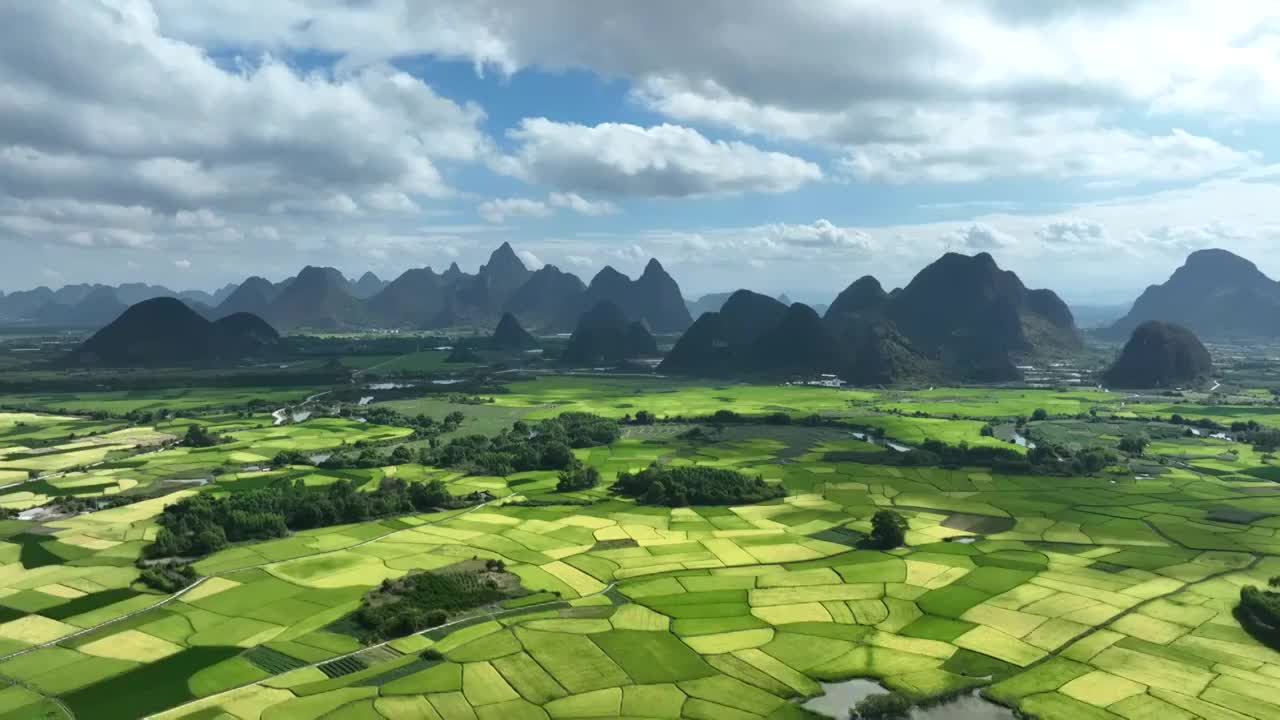 秋天阳光下桂林山间的稻田视频素材