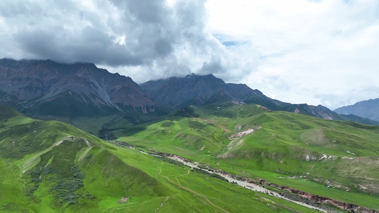 航拍青海祁连山风光，祁连山国家公园风景视频素材