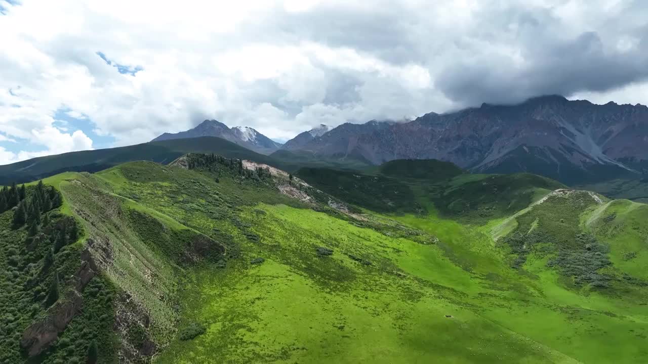 航拍青海祁连山风光，祁连山国家公园风景视频素材