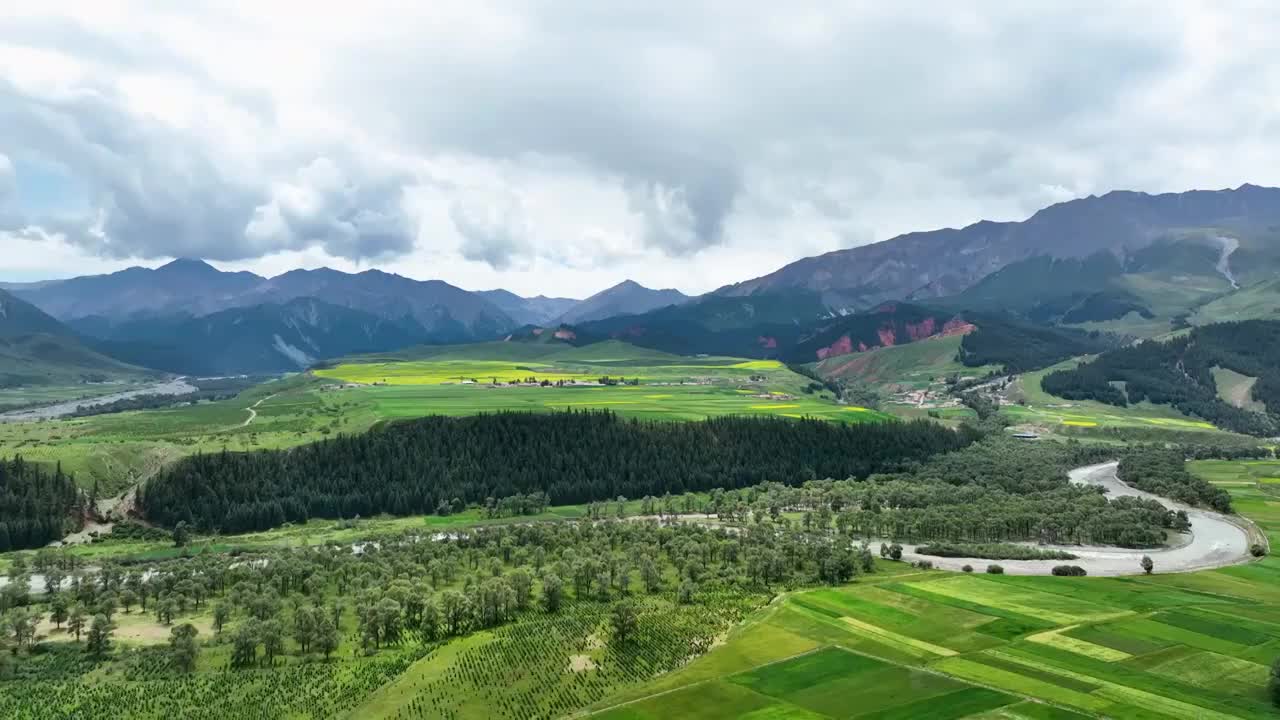 航拍青海祁连山风光，祁连山国家公园风景视频素材