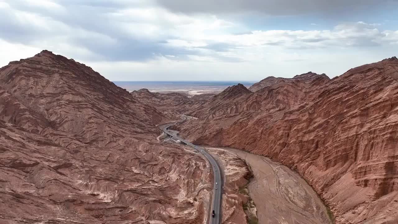 航拍新疆独库公路，库车大峡谷视频素材