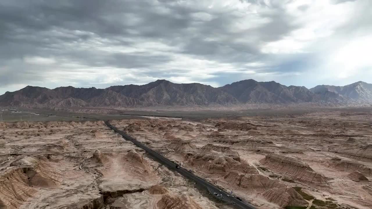 航拍新疆独库公路，库车大峡谷视频素材