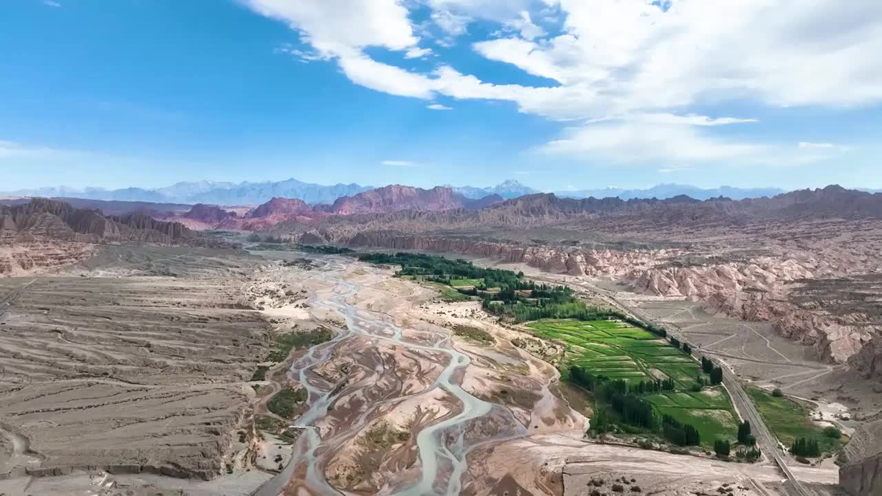 航拍新疆独库公路，库车大峡谷视频素材