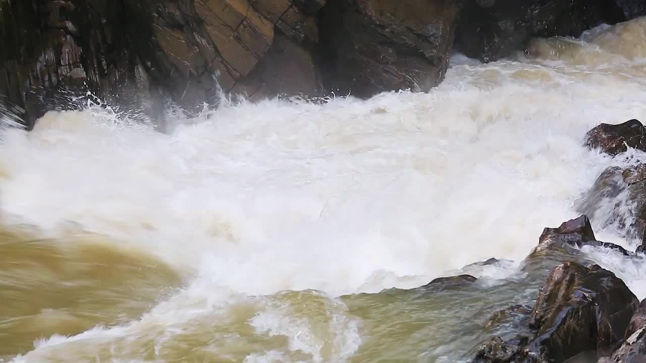 峡谷岩石河流水流视频素材