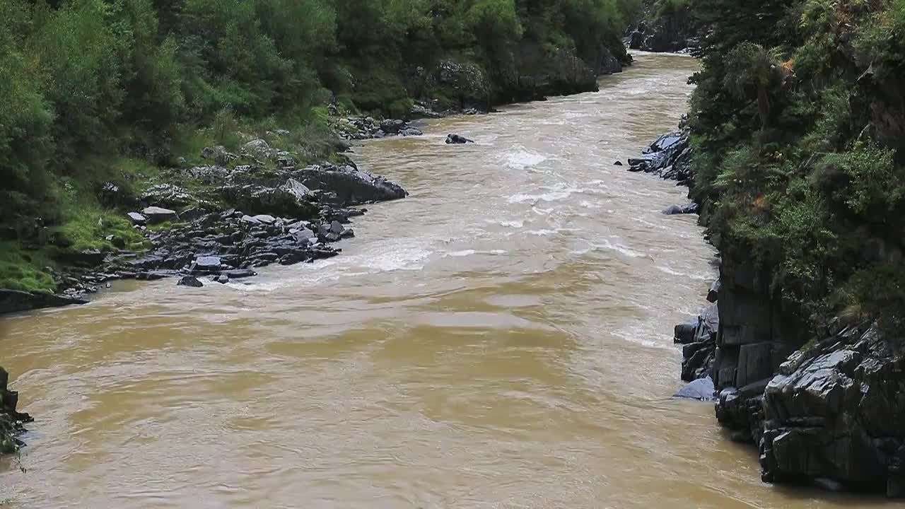 峡谷岩石河流水流视频素材