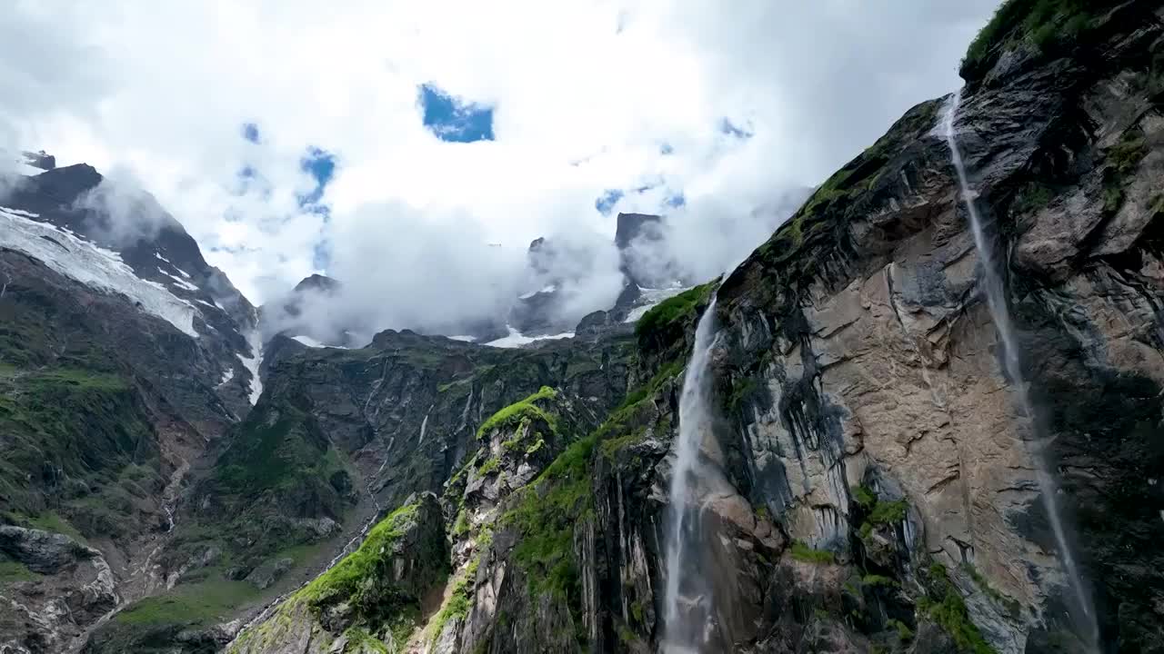 云南迪庆州梅里雪山雨崩村神瀑视频素材