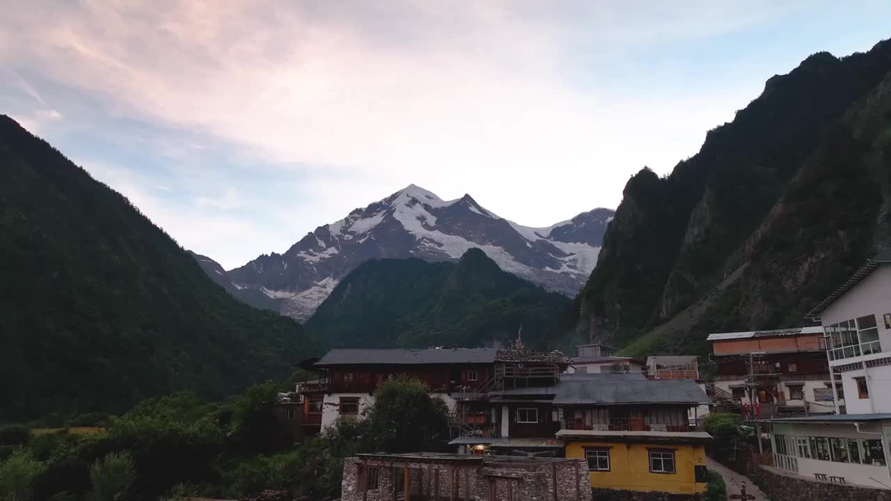 航拍云南梅里雪山雨崩村视频素材