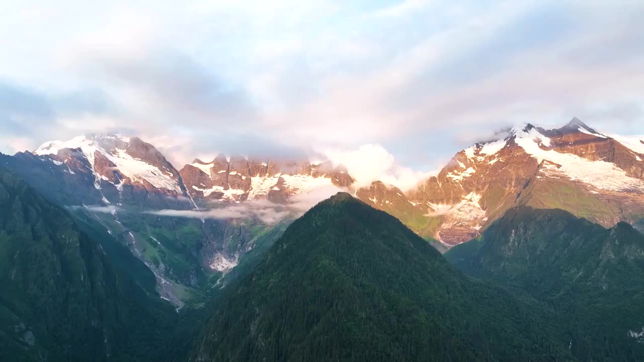 航拍云南梅里雪山雨崩村视频素材