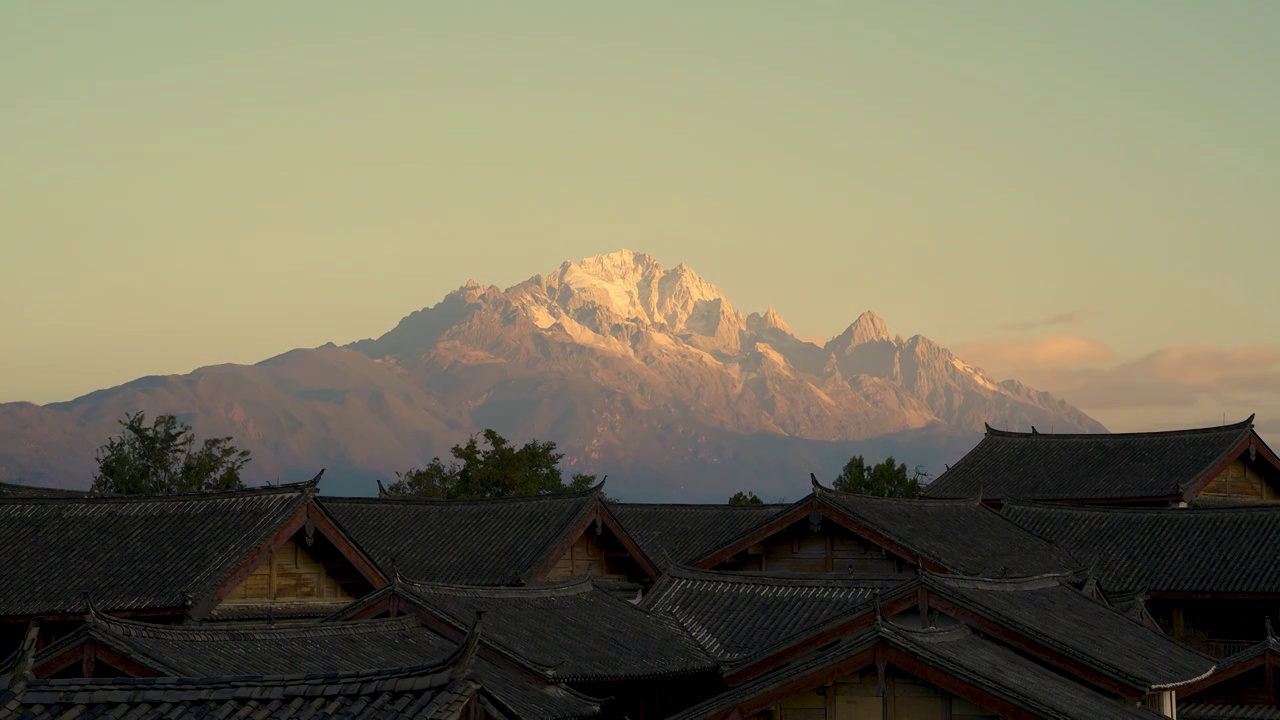 云南省丽江市丽江古城和玉龙雪山延时摄影视频素材