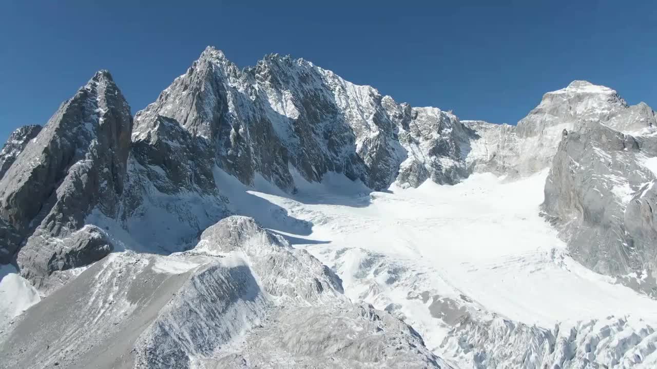 航拍云南丽江玉龙雪山视频素材