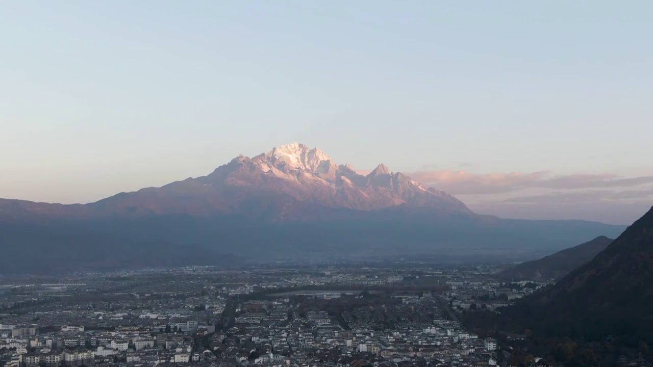 航拍云南丽江古城和玉龙雪山视频素材