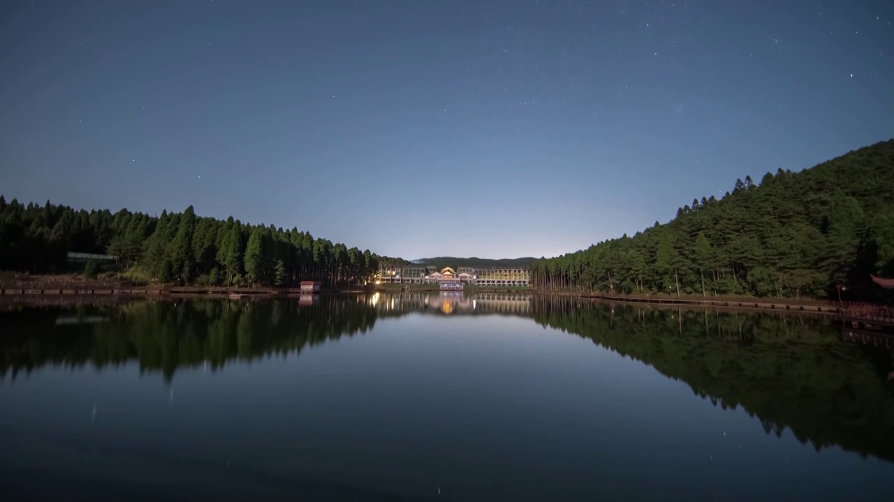 星轨延时：江西明月山月亮湖星空轨迹视频素材