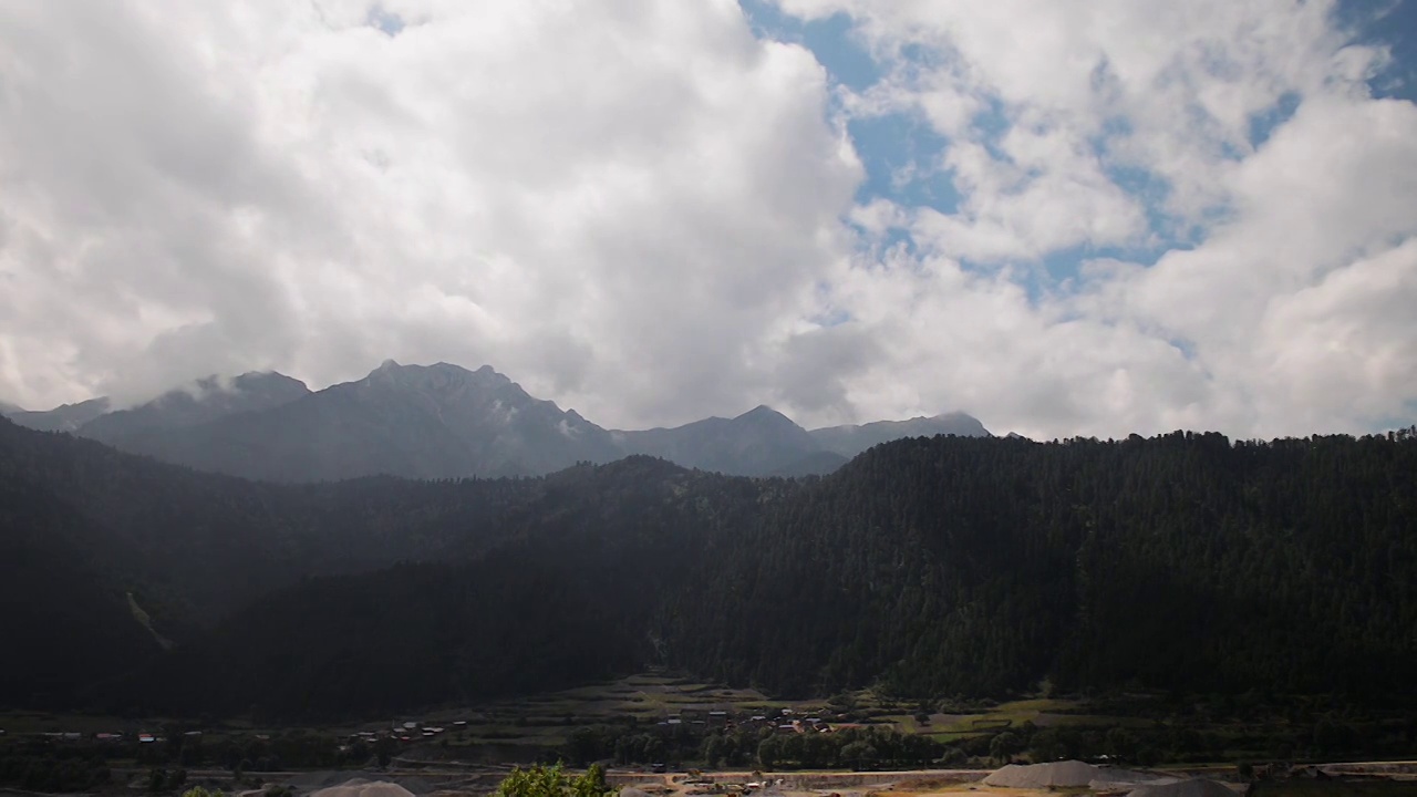 蓝天白云云雾缭绕虎头山视频素材