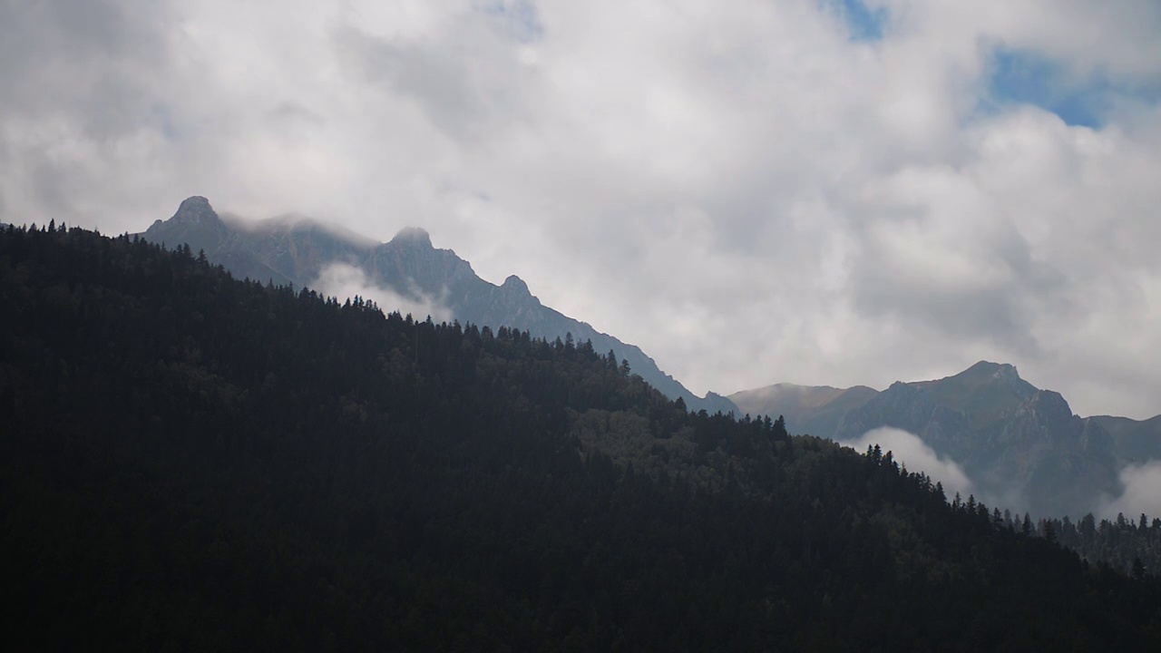 蓝天白云云雾缭绕虎头山视频素材