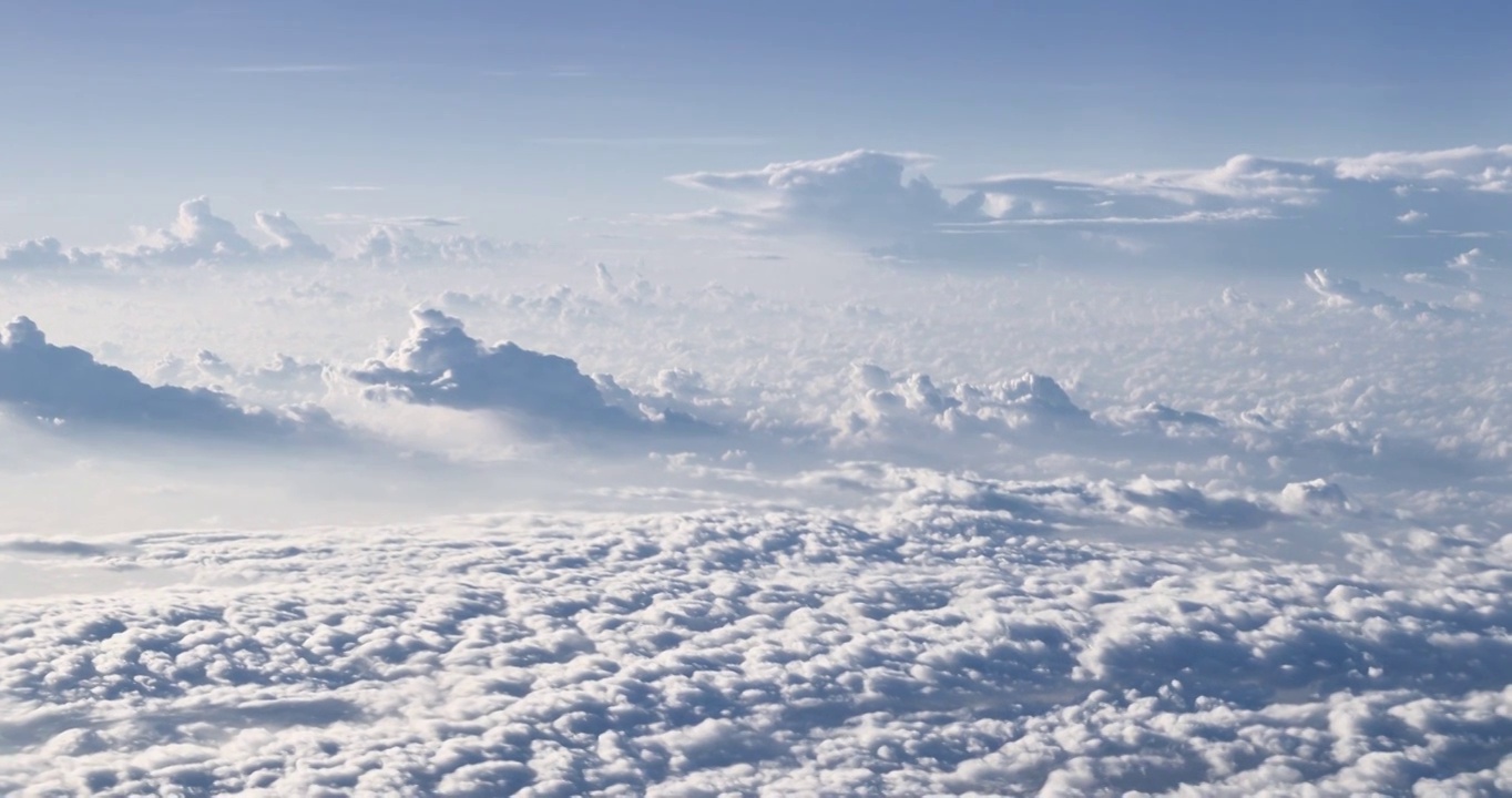 高空飞机视角下云层景象视频下载