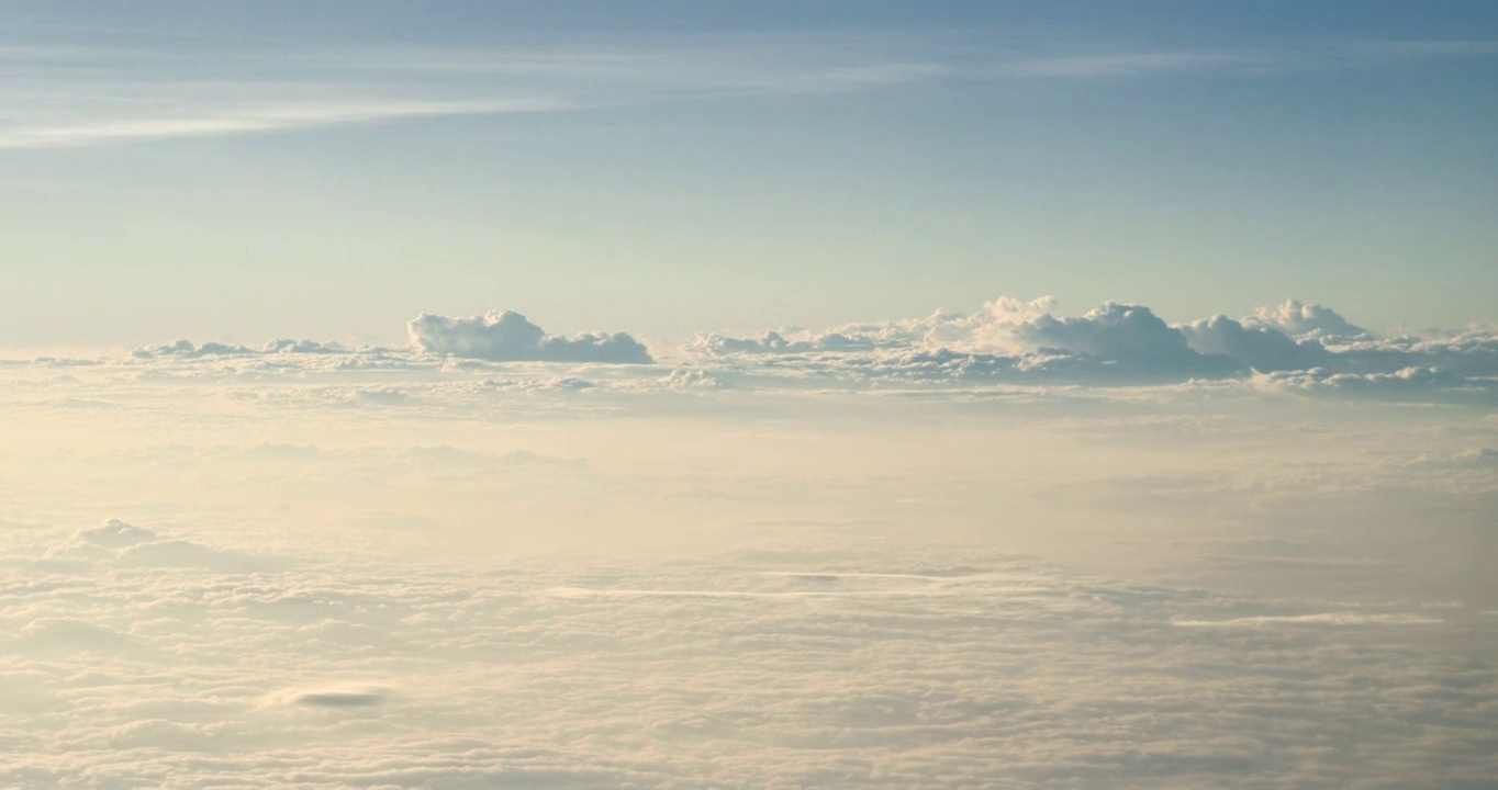 高空飞机视角下云层景象视频下载